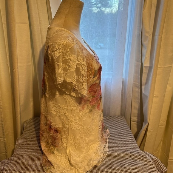 Cal Style size medium floral with built in liner Lacey flutter sleeve, chiffon - Picture 2 of 5